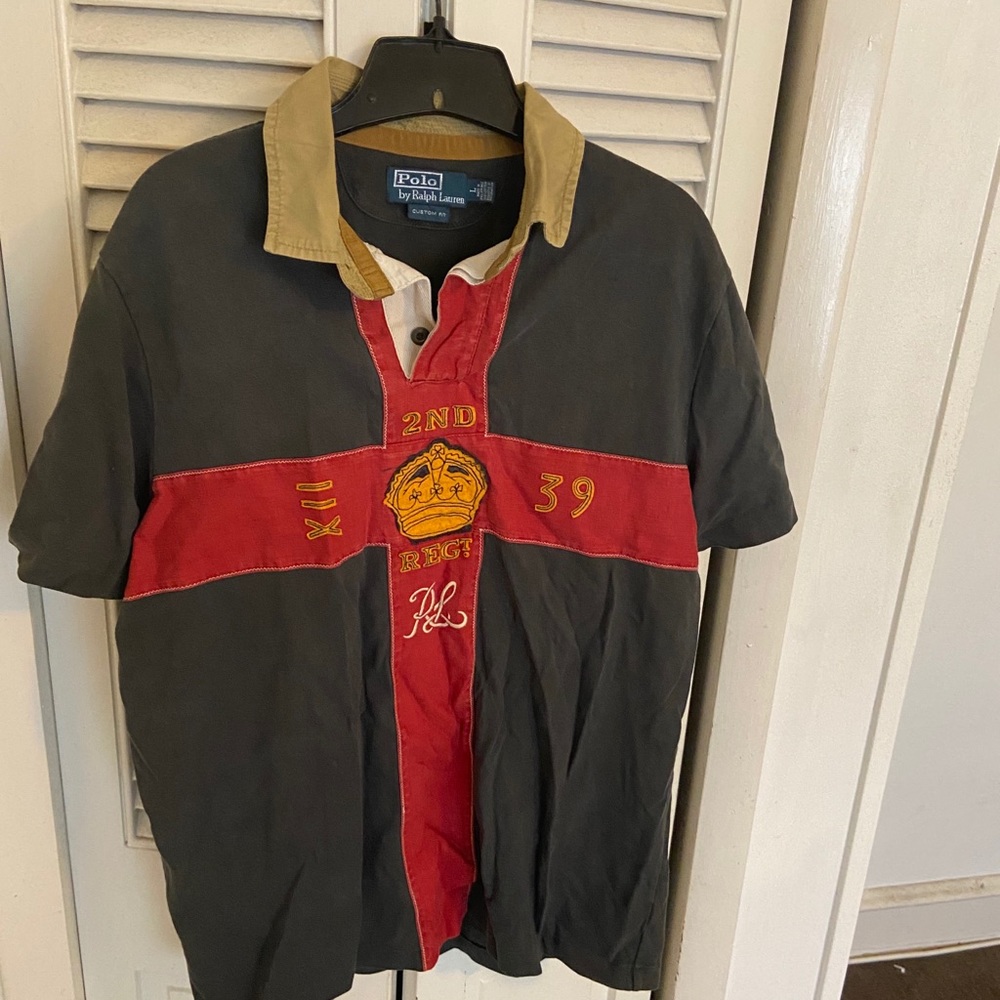 custom fit polo shirt. khaki color collar.